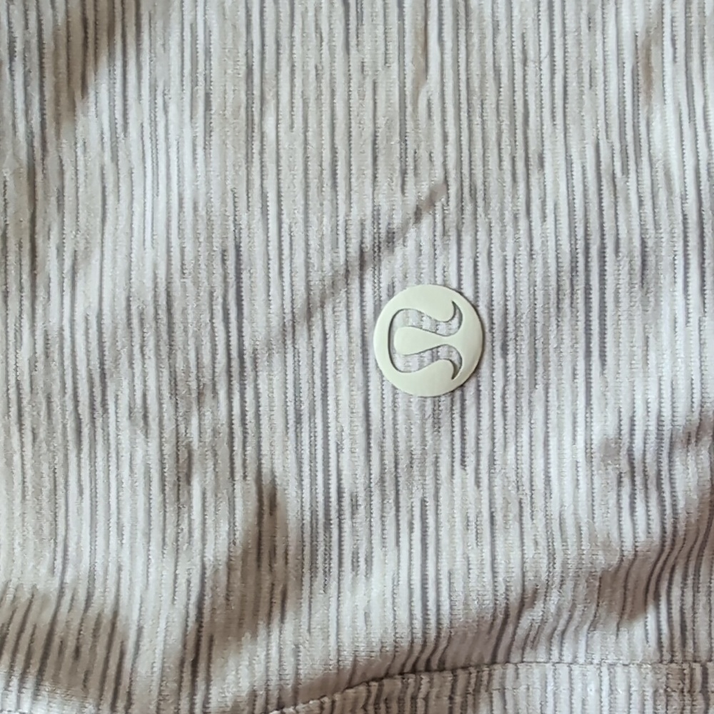 Lululemon On The Fly Short 2.5" EUC - Picture 4 of 6